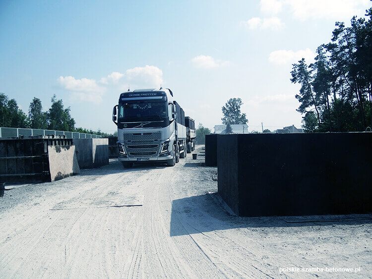 Transport szamb betonowych  w Stąporkowie Łukowskim